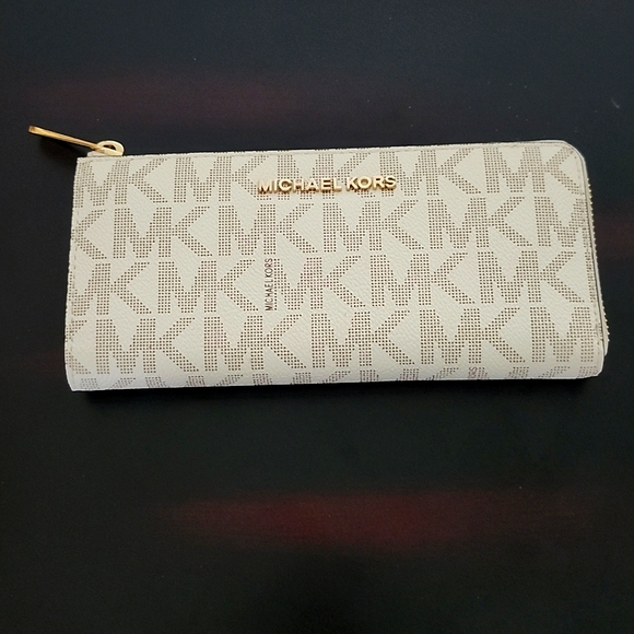 Michael Kors Signature MK Zip Wallet - Picture 3 of 4